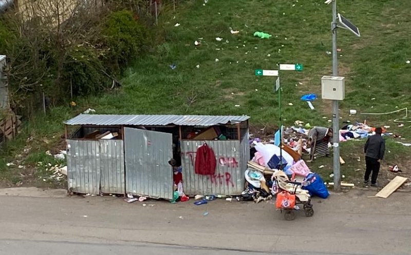 Cu gunoaiele împrăştiate până în drum: "Frumos la Florești... strada Porii" / "Şi cine-i de vină?" / "Omul sfințește locul!"