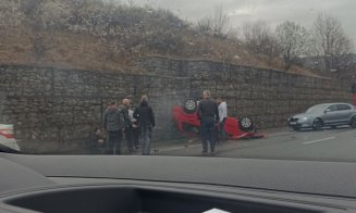 Accident spectaculos în Cluj: O mașină s-a răsturnat după ce a lovit un zid