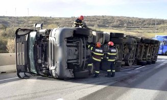 ACCIDENT pe DN1, la Izvoru Crişului între două TIR-uri / Un TIR care transporta pui vii e răsturnat