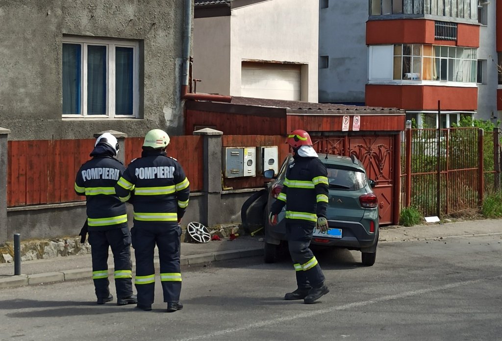 Țeavă de gaz ruptă de o mașină electrică, pe o stradă din Cluj-Napoca. Pompierii au intervenit