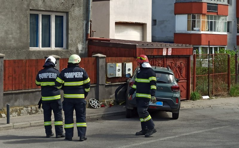Țeavă de gaz ruptă de o mașină electrică, pe o stradă din Cluj-Napoca. Pompierii au intervenit