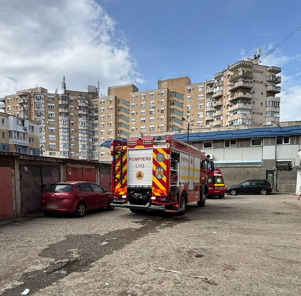 Cluj: Incendiu într-un apartament. Intervenția pompierilor pusă în dificultate din cauza mașinilor parcate