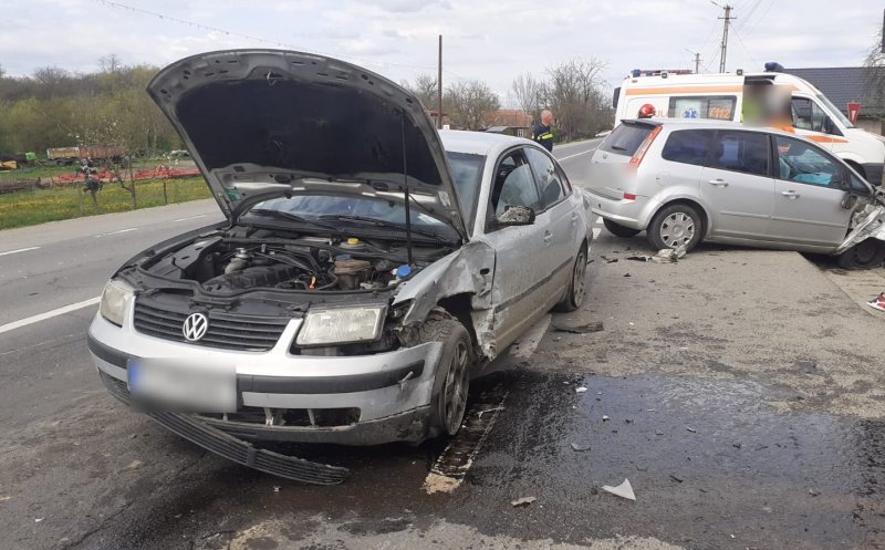 Accident între două mașini, în Cluj. Un tânăr a primit îngrijiri medicale