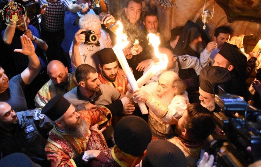 Lumina Sfântă a fost aprinsă la Ierusalim și a ajuns și în România. La ce oră va ajunge în Cluj-Napoca