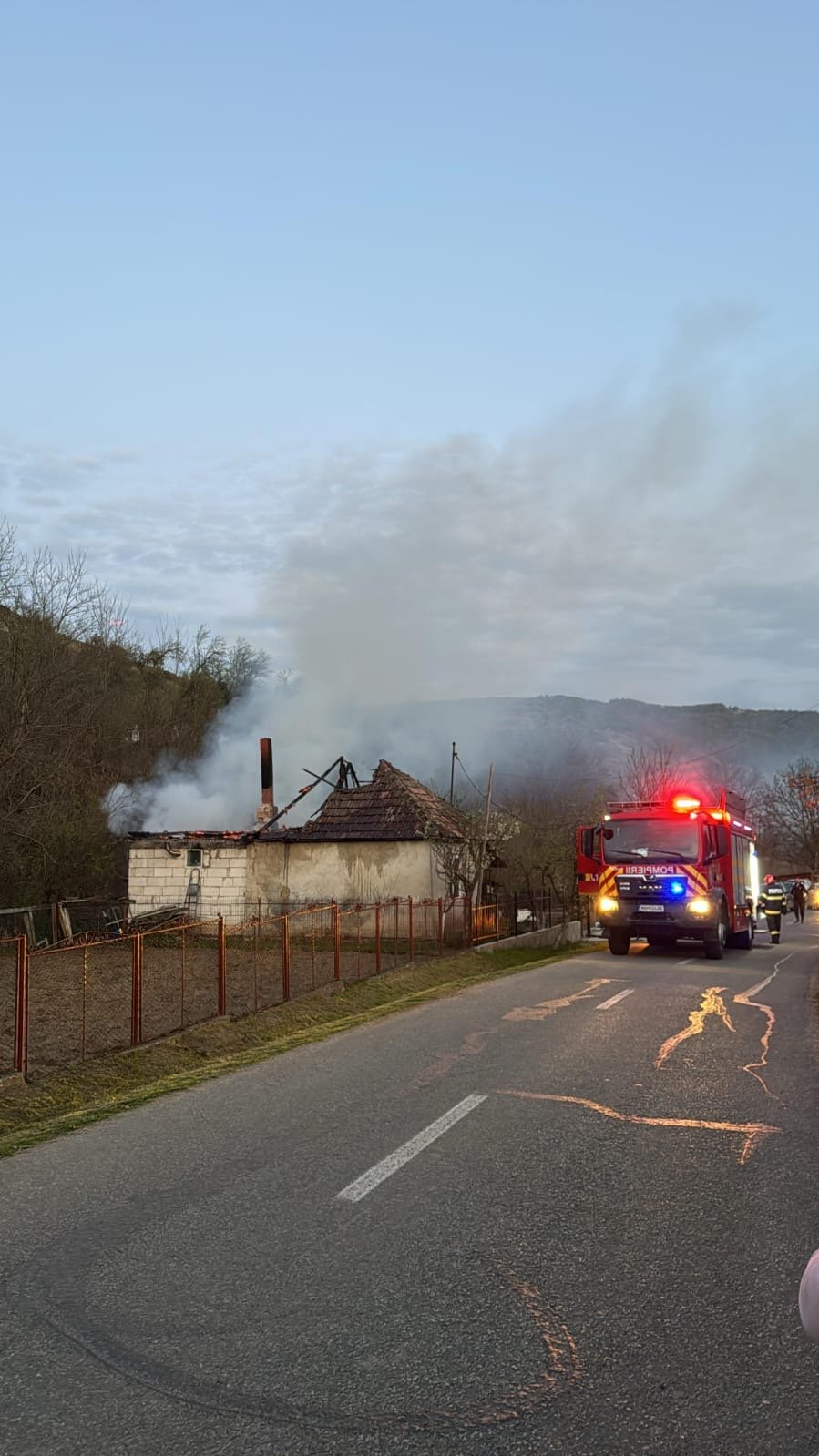 Incendiu puternic într-o comună din Cluj: Acoperișul unei case a luat foc