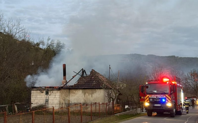Incendiu puternic într-o comună din Cluj: Acoperișul unei case a luat foc