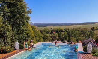 Piscină ca în Bali, în județul Cluj. Este suspendată la 4m și parcă se unește cu muntele