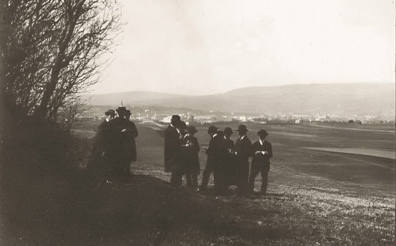 Studenți, pe dealurile din zona Clujului, anul 1920