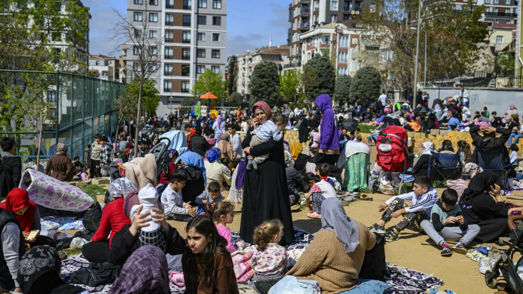 Turcii s-au aruncat de la etaj când a lovit cutremurul de 6,2. Panică generalizată și răniți