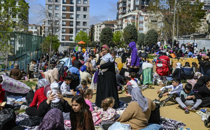 Turcii s-au aruncat de la etaj când a lovit cutremurul de 6,2. Panică generalizată și răniți