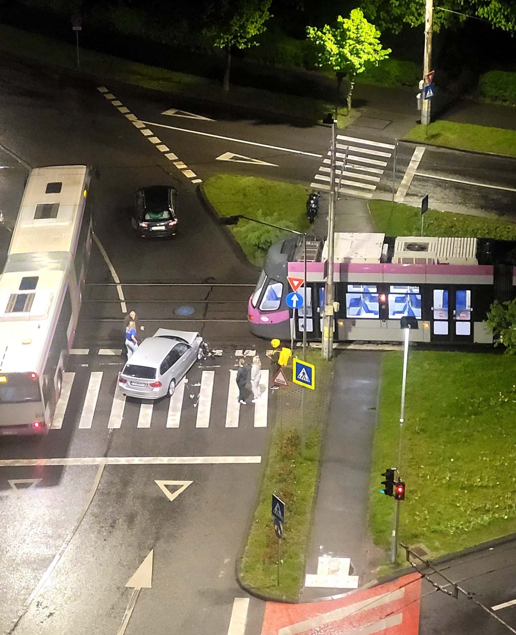 Mașină vs. tramvai pe Primăverii, la Calvaria / ”Au vrut să dea cioc de Paști” / ”Dacă stai non-stop cu ochii în telefon la volan...”