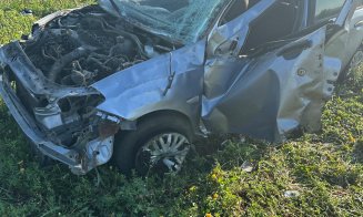 ACCIDENT în judeţul Cluj: Cu maşina rău "pe arătură", dar a scăpat cu viaţă