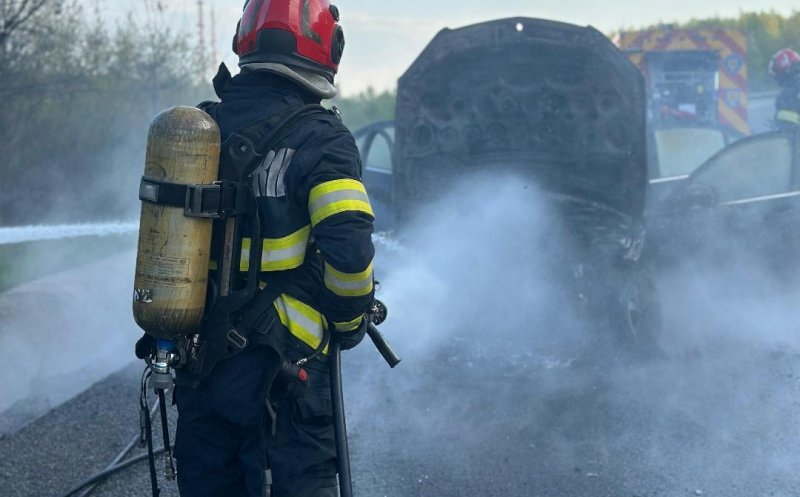 O mașină a luat foc pe centura Apahida-Vâlcele. Pompierii au intervenit de urgență