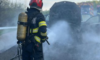O mașină a luat foc pe centura Apahida-Vâlcele. Pompierii au intervenit de urgență