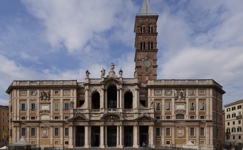 Care este povestea Bazilicii Santa Maria Maggiore, locul ales de Papa Francisc pentru odihna sa veșnică. Miracolul zăpezii din august