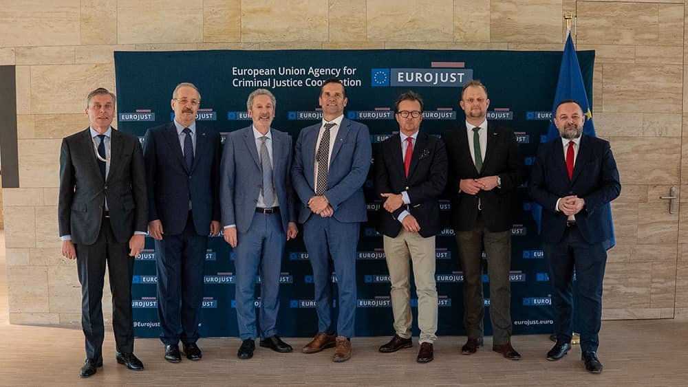 Vasile Dîncu, în vizită la EUROPOL și EUROJUST: „Democrația nu este un dat, ci un bun prețios pe care trebuie să-l protejăm în fiecare zi”