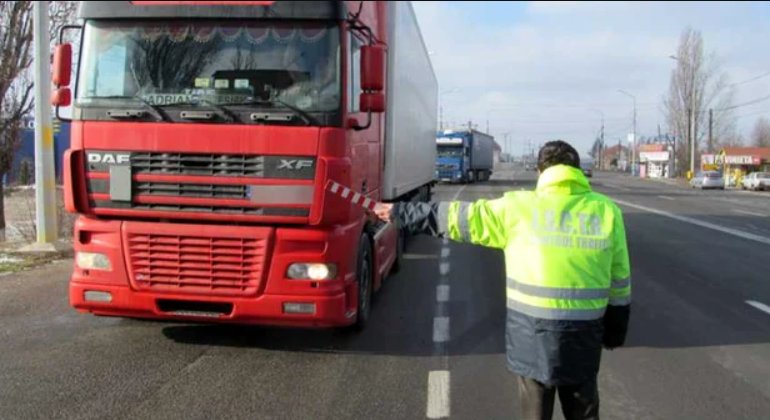Șofer de camion din Cluj, prins rupt de beat la volan. Polițiștii l-au oprit la timp înainte să provoace o tragedie