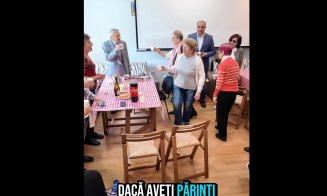 La Centrele de zi pentru vârstnici din Cluj-Napoca, seniorii dansează, pictează, joacă șah, învață limbi străine