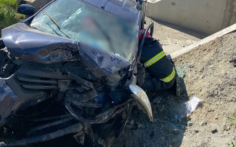 Accident GRAV în Cluj: Un autoturism a intrat într-un cap de pod. Victimă, extrasă dintre fiarele mașinii