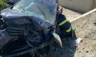 Accident GRAV în Cluj: Un autoturism a intrat într-un cap de pod. Victimă, extrasă dintre fiarele mașinii