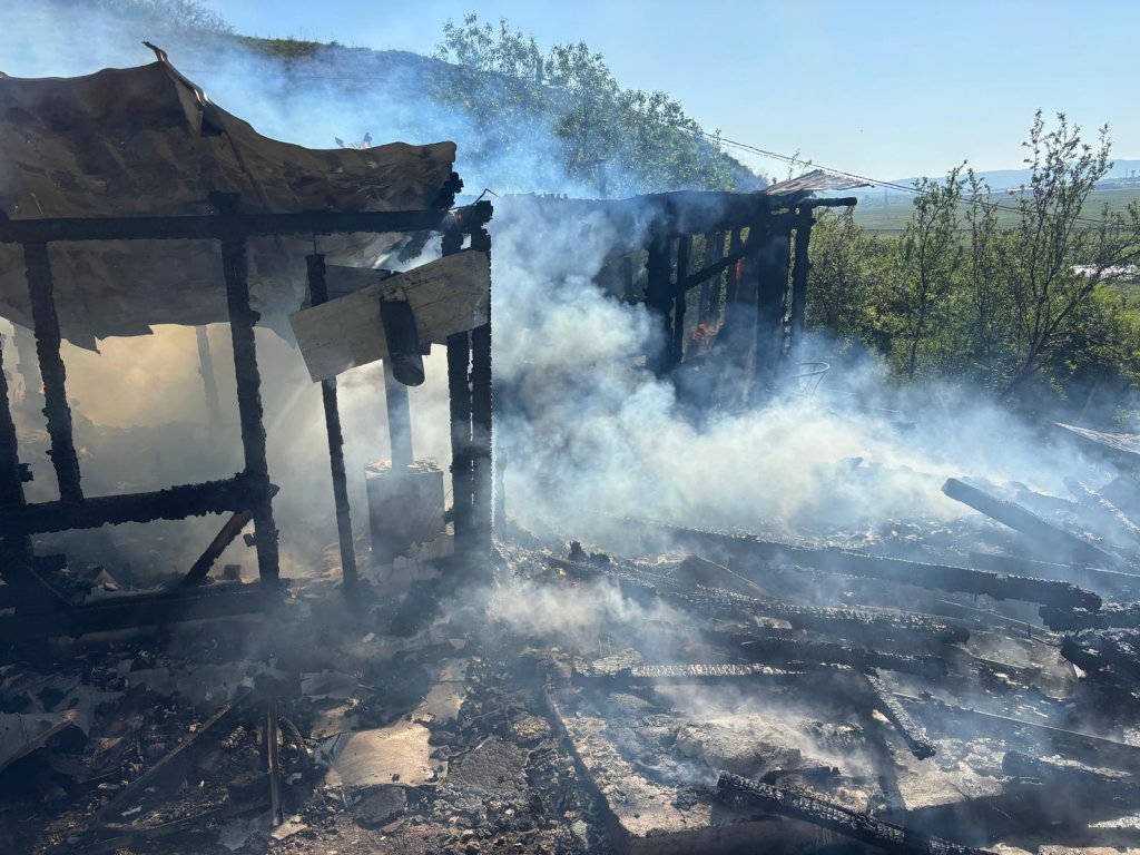 Incendiu devastator în Cluj: Pompierii au intervenit cu furtunuri întinse pe 200 de metri pentru a stinge flăcările care au distrus o casă
