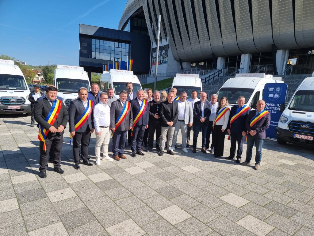 Primarii din Cluj au venit să-și preia microbuzele electrice pentru transportul elevilor. Rațiu: „Vrem să mai cumpărăm și altele”