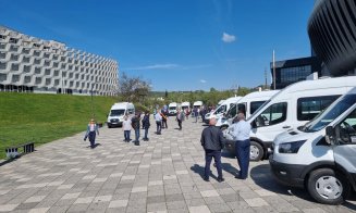 Primarii din Cluj au venit să-și preia microbuzele electrice pentru transportul elevilor. Rațiu: „Vrem să mai cumpărăm și altele”