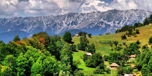 Minivacanța de 1 Mai. 10 reguli esențiale pentru o drumeție în siguranță pe munte