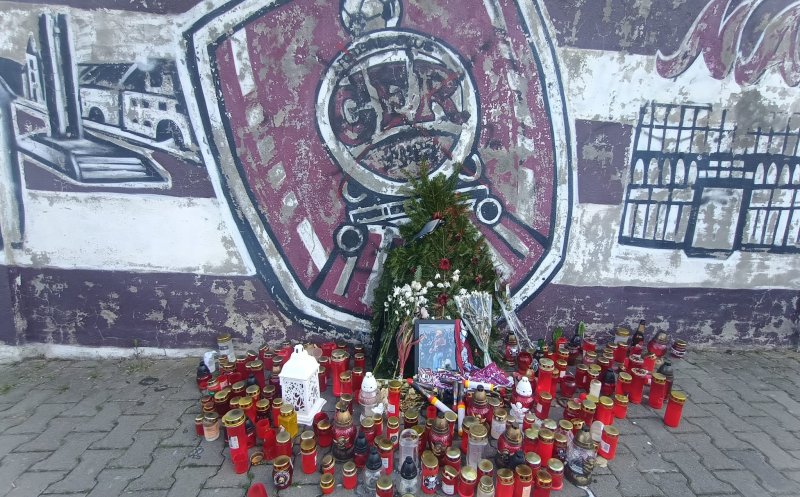 Altar în faţa arenei din Gruia: "Pe scări de stadion sub cer tăcut rămâne iubirea ta ce n-a dispărut"