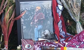 Altar în faţa arenei din Gruia: "Pe scări de stadion sub cer tăcut rămâne iubirea ta ce n-a dispărut"