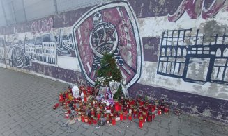 Altar în faţa arenei din Gruia: "Pe scări de stadion sub cer tăcut rămâne iubirea ta ce n-a dispărut"