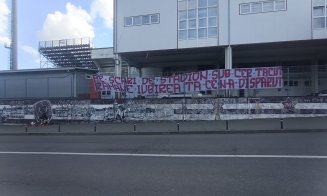 Altar în faţa arenei din Gruia: "Pe scări de stadion sub cer tăcut rămâne iubirea ta ce n-a dispărut"