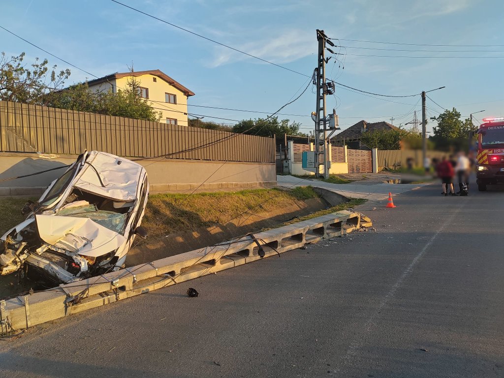 Accident în Apahida. O mașină a doborât un stâlp, iar doi tineri au fost duși la spital
