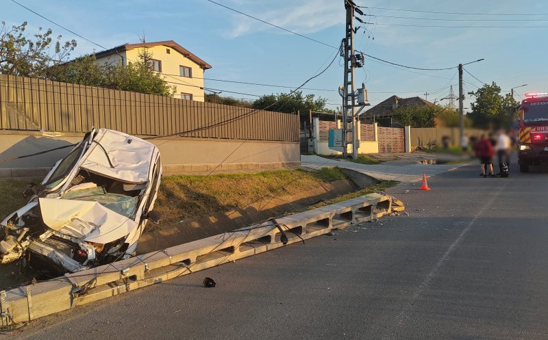 Accident în Apahida. O mașină a doborât un stâlp, iar doi tineri au fost duși la spital