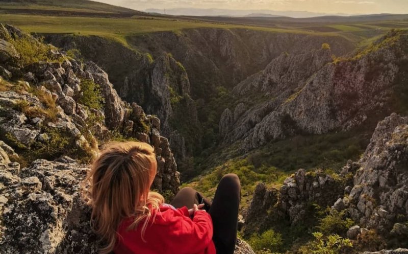Destinație de weekend "cu de toate" la doi pași de Cluj: Relief sălbatic, peșteri, mici cascade și pereți de stâncă impresionanți