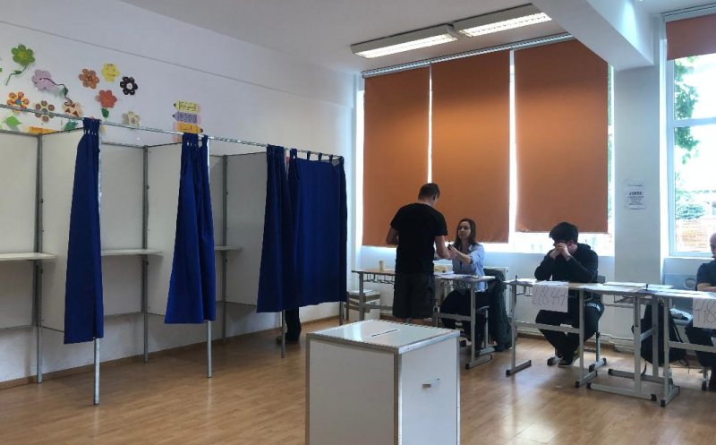 Clujenii din străinătate votează acasă. „Am plecat din țară pentru că nu am avut șanse aici” / Seniorii merg la urne „pentru tineri”