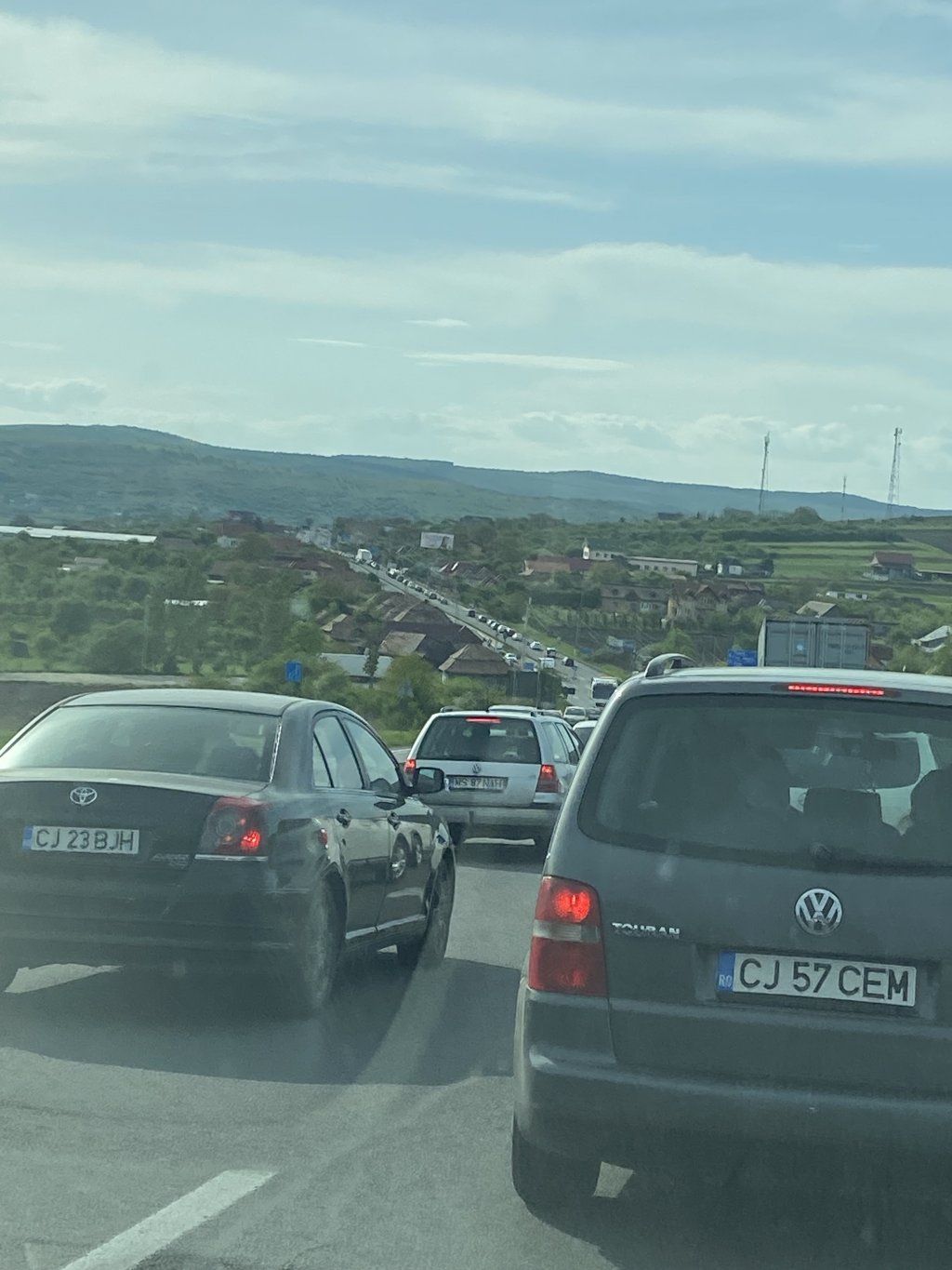 Cozi kilometrice pe un drum din Cluj: Clujenii se întorc din minivacanța de 1 Mai