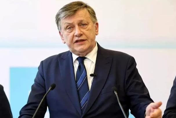 Antonescu și-a recunoscut înfrângerea. Pe cine va susține în turul 2, Simion sau Nicușor Dan?