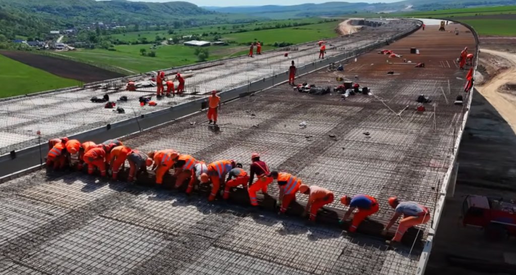 IMAGINI spectaculoase de pe A3: Se lucrează în forță pe Zimbor - Poarta. Uite cum cucerește "armata" UMB dealurile transilvănene