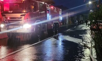 Stâlpi de curent căzuţi, arbori pe carosabil, subsoluri şi apartamente inundate în Cluj după ruperea de nori