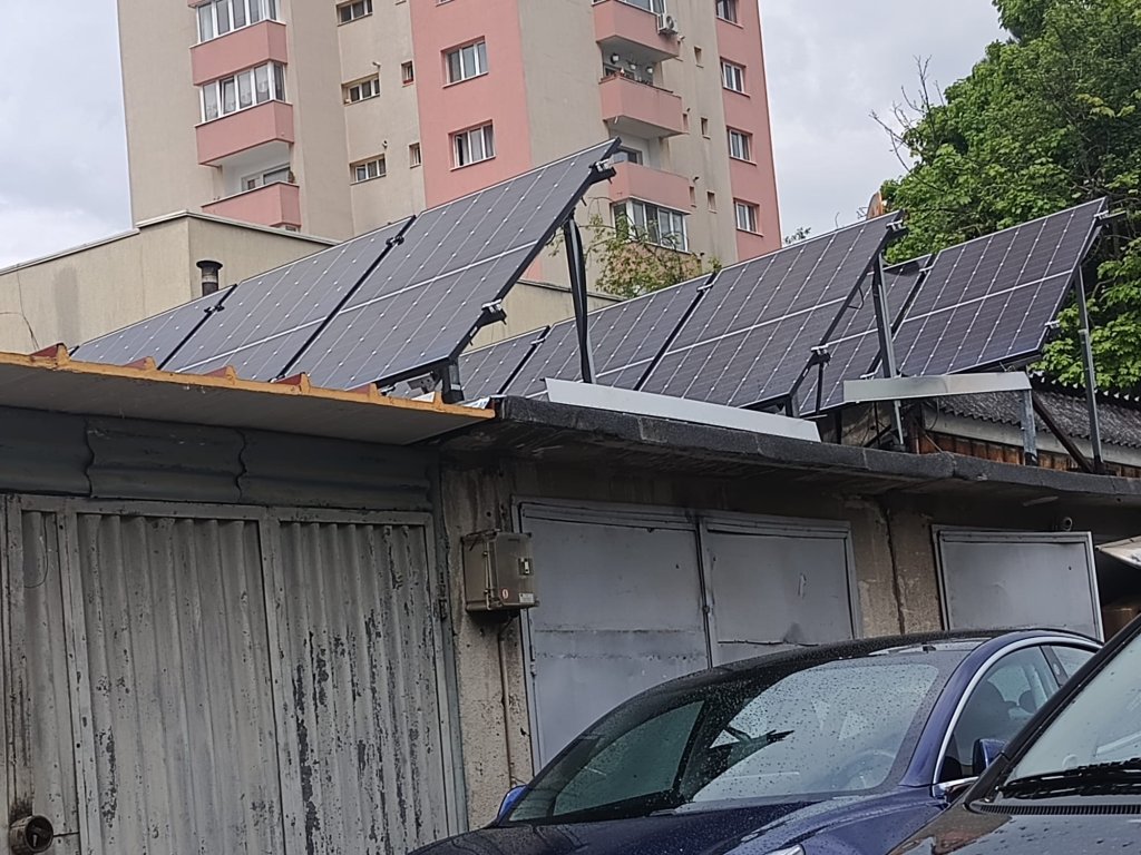 Garaje cu panouri solare în Mănăştur! O redută a garajelor de cartier rezistă, deşi multe altele din acelaşi calup au fost demolate de câţiva ani