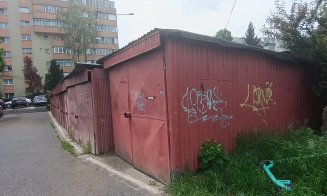 Garaje cu panouri solare în Mănăştur! O redută a garajelor de cartier rezistă, deşi multe altele din acelaşi calup au fost demolate de câţiva ani