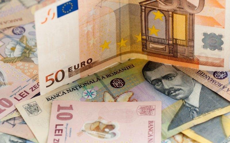 Euro sare de 5 lei, iar leul e în cădere liberă după alegeri. BNR pompeză 2 miliarde de euro pentru a ține cursul stabil