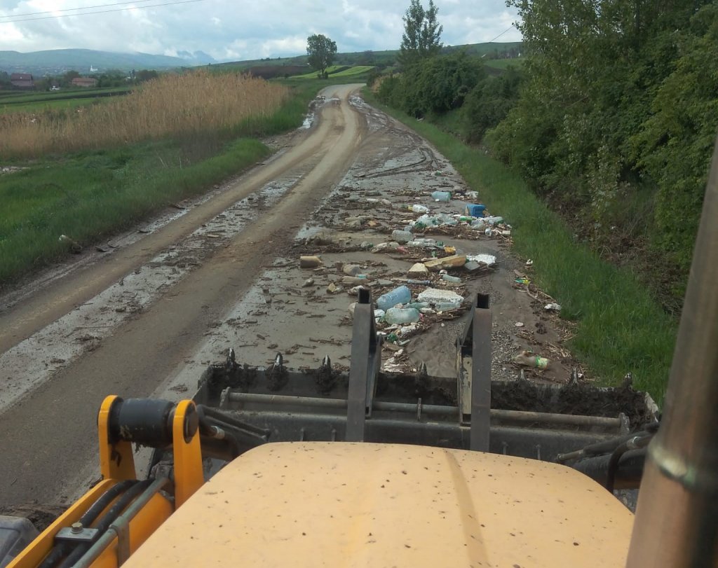 Viitură pe un drum județean din Cluj. S-a Intervenit de urgență