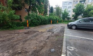 Vine ASFALTUL! Locatarii unui bloc din Cluj nu mai trebuie să pună, mână de la mână, bani pentru a umple gropile din faţa blocului