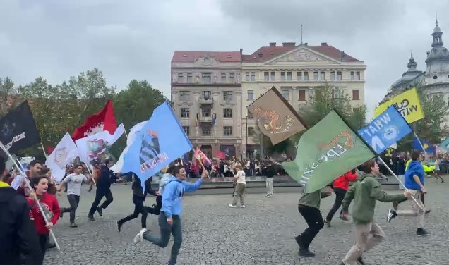 Au început Zilele Studenților Maghiari! Sute de tineri s-au adunat în centrul Clujului pentru da startul evenimentului