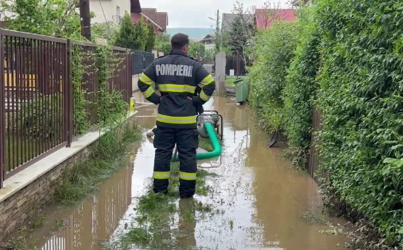 Intervențiile continuă în Florești după furtuna de noaptea trecută. Pompierii evacuează apa din șapte curți și subsoluri