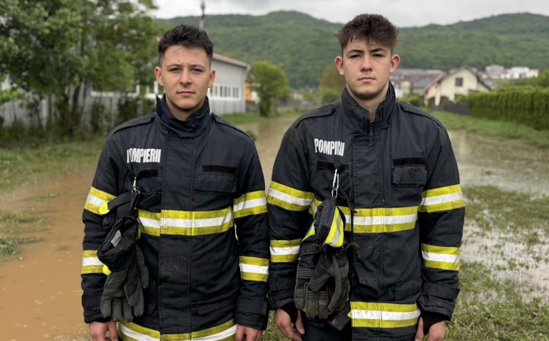 Tineri pompieri în lupta cu inundațiile din Cluj: „Uzi, plini de noroi, dar fericiți că pot ajuta”