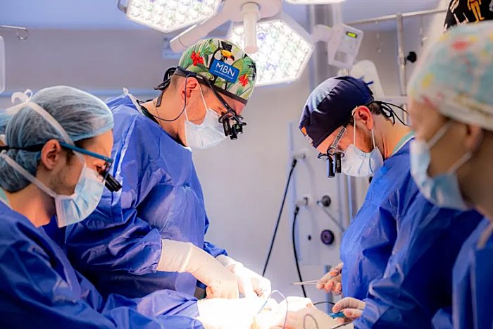 2 operații pro-bono la Cluj, cu ajutorul robotului chirurgical Da Vinci