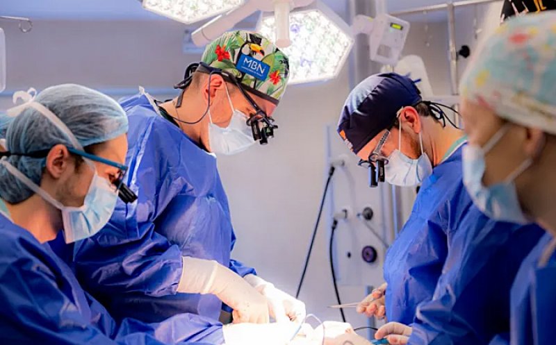 2 operații pro-bono la Cluj, cu ajutorul robotului chirurgical Da Vinci